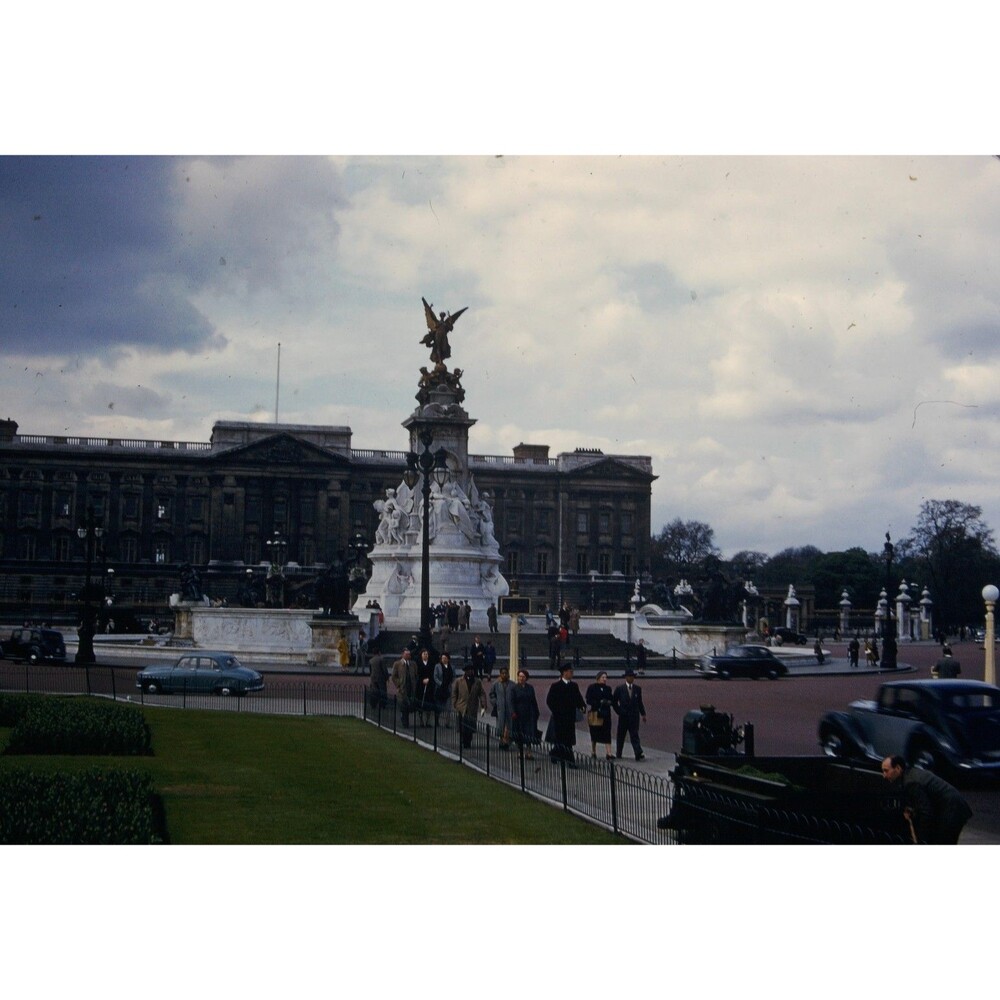 Kodak Slide 1950s Red Border Kodachrome People At Queen Victoria Memorial